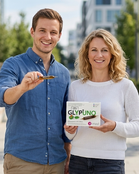 Mann und Frau präsentieren Glypuno®-Packung und Ampulle in einer urbanen Umgebung